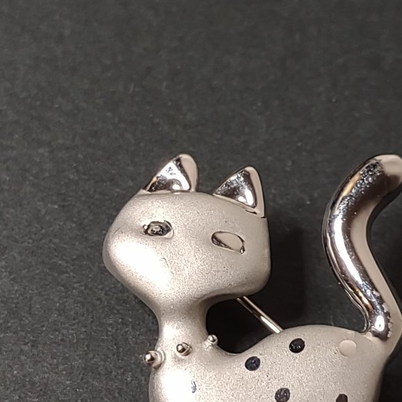 Silver Tone Metal Spotted Cat Brooch - Picture 2 of 11